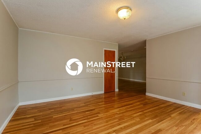 Photo - 3 Bedroom Pet-Friendly Home in Florissant, MO with Main Street Renewal