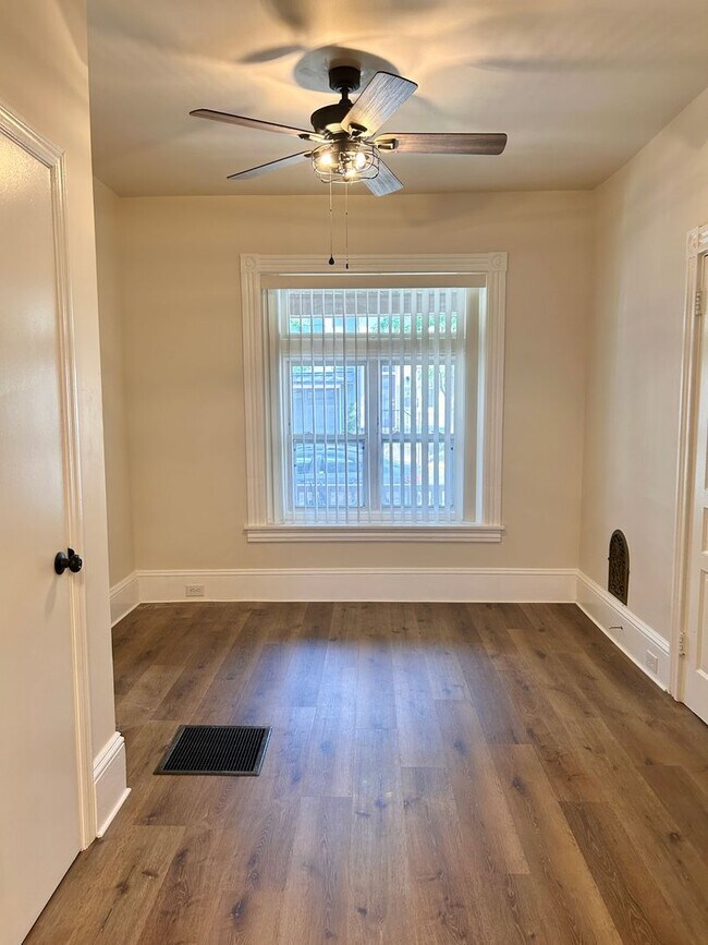230 1/2 W Walnut St