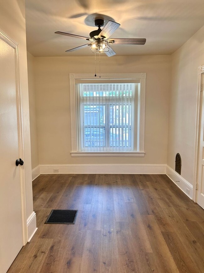 Photo - 230 1/2 W Walnut St Unit Apt 1 First Floor