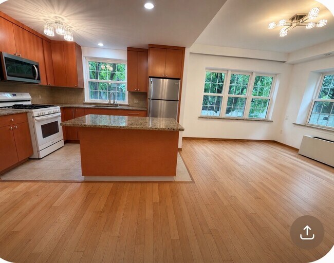 Building Photo - 150 Oceana Dr W Unit 1B