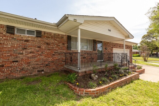 Building Photo - 3 Bed 1.5 Bath in Great Midtown Location!