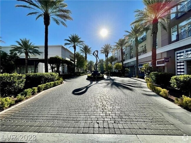Building Photo - 2220 Village Walk Dr Unit 3313 Rental