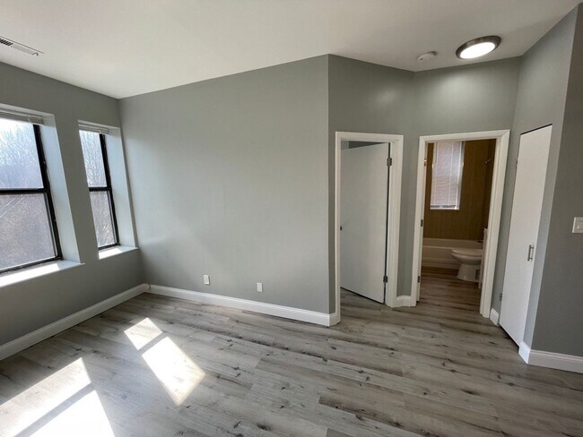 Photo - GORGEOUS 2/1 - RENOVATED! Stainless, Granite, In Unit W/D Unit Apt 28