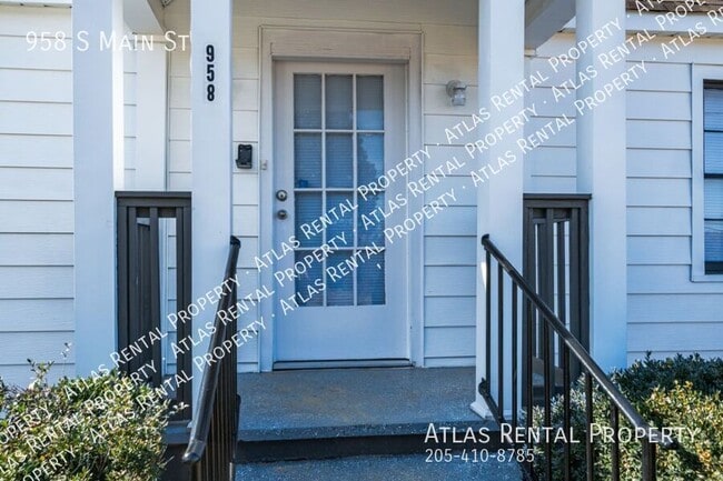 Photo - 958 S Main St