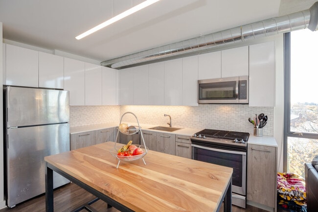 Photo - 1714 W Roscoe St