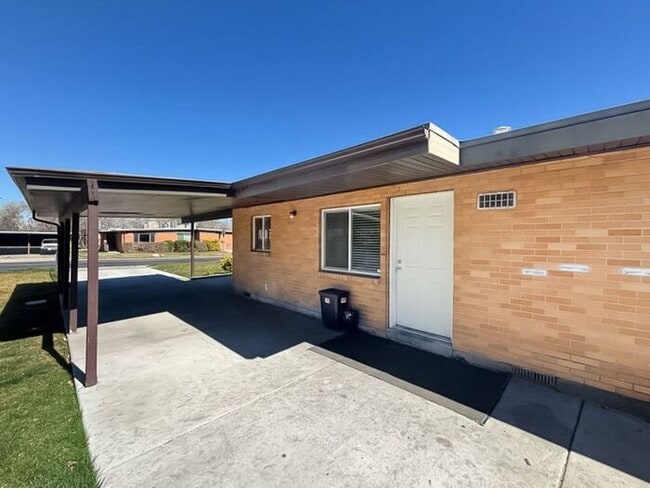 Building Photo - 2 Bed 1 Bath - New carpet - New paint - Great location!