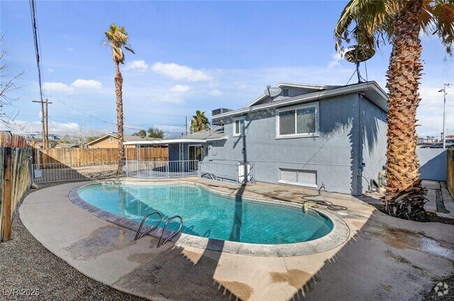 Building Photo - 6121 Edgewood Cir Rental