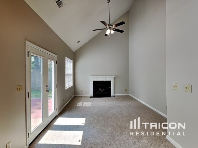 Photo - 2711 Woodside Dr