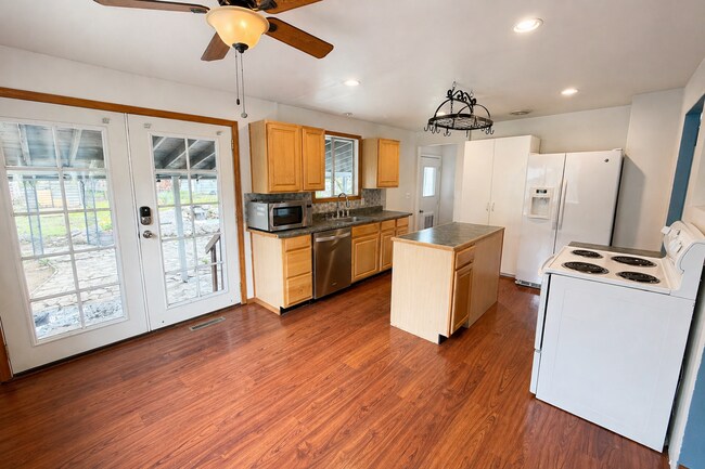 Photo - 1618 E Maple Ave