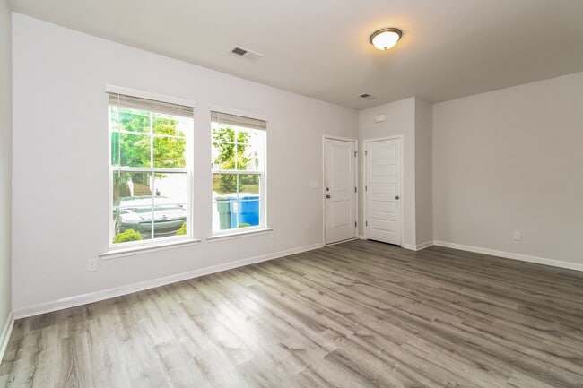 Photo - 335 Northwood St