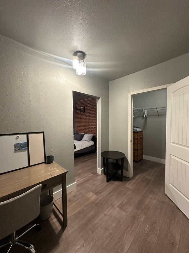 Área de entrada/escritorio - 903 W Linden St Unidad B