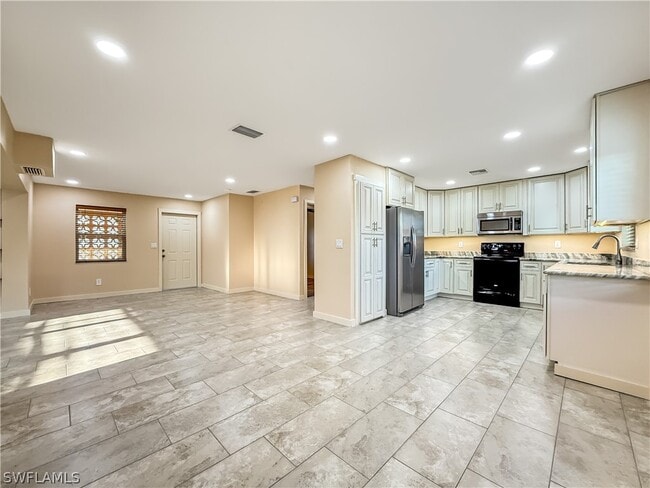 Building Photo - 2115 St Croix Ave