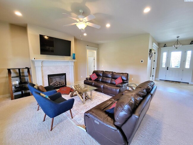 Photo - Large South Richland 4 Bed/3 Bath Home