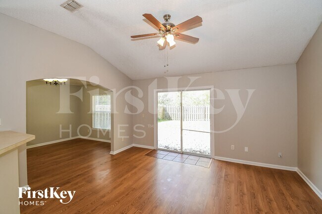 Photo - 729 MacKenzie Cir