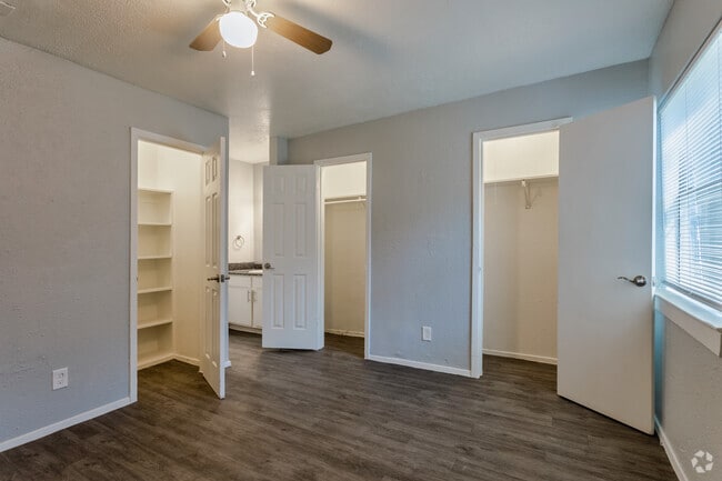3BR,1.5BA - 990SF C1 - Bedroom