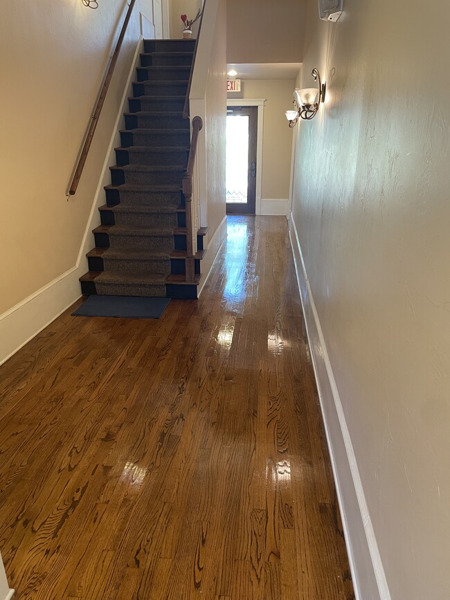 Entry Way - 411 N Madison St Unit D