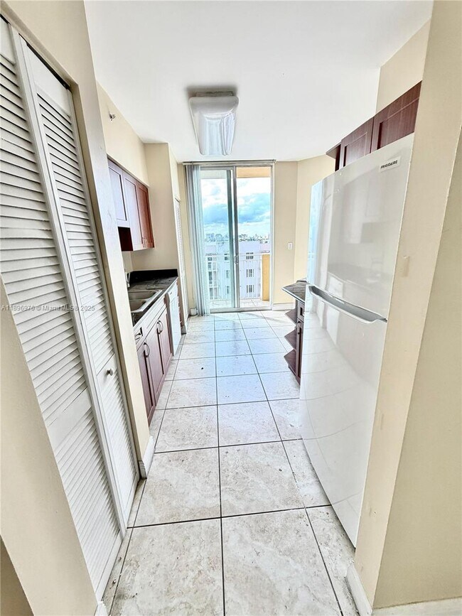 Photo - 2425 SW 27th Ave Unidad 1106