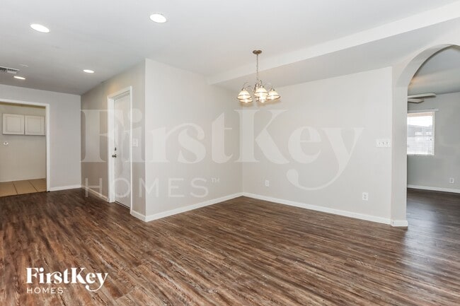 Photo - 1010 W 4th Pl
