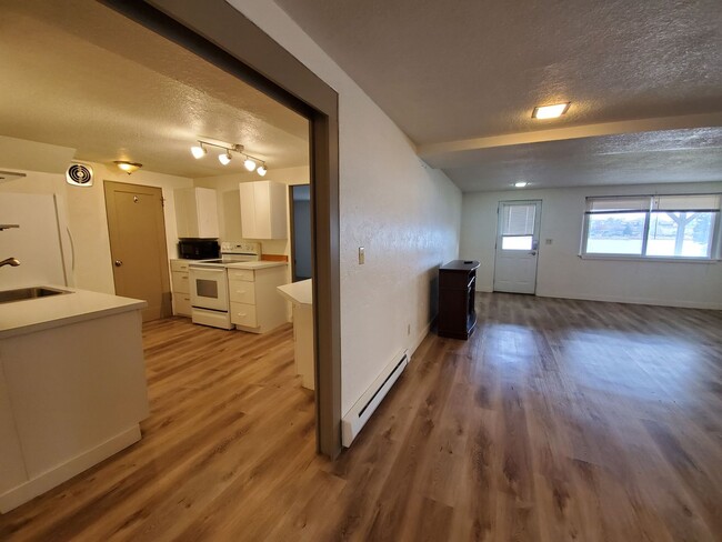 2 Bedroom 1 Bath Lakefront w/all utilities... - 2 Bedroom 1 Bath Lakefront w/all utilities... House