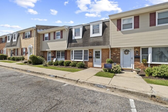 Building Photo - Renovated Hilltop Village Townhouse-Available 5/15/26