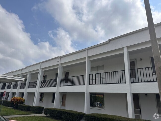 Building Photo - AVAILABLE NOW! 55+ Community at Marilyn Pi... Unit 123 Rental