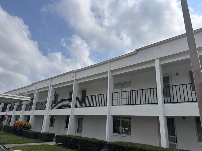 Building Photo - AVAILABLE NOW! 55+ Community at Marilyn Pi... Unit 123 Rental