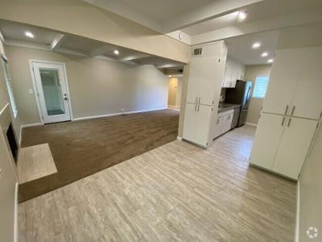 Building Photo - Large 2 Bed 2 Bath Apartment In Downtown L... Unit 3549 Wildwood Lane