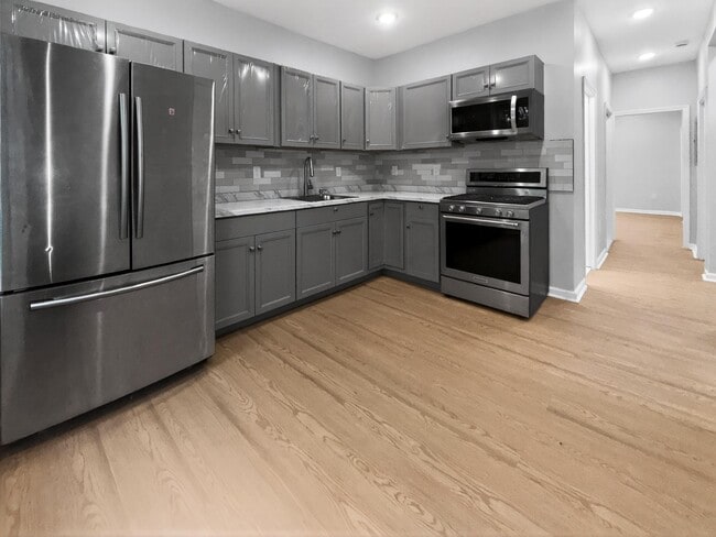 Building Photo - 12 E 49th St Unit 2