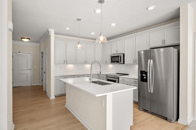 Building Photo - 2 Stratton Dr Unit 102