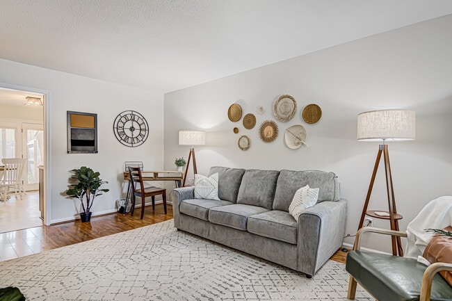 Photo - 457 James Ct