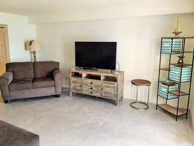 Photo - 169 Pompano Dr SE