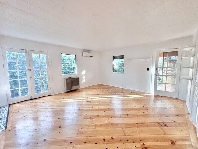 Building Photo - 2339 Norwalk Ave Unit 2339 1/2 Norwalk Ave