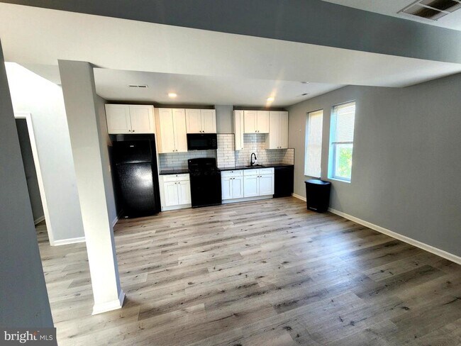 Photo - 352 E University Pkwy