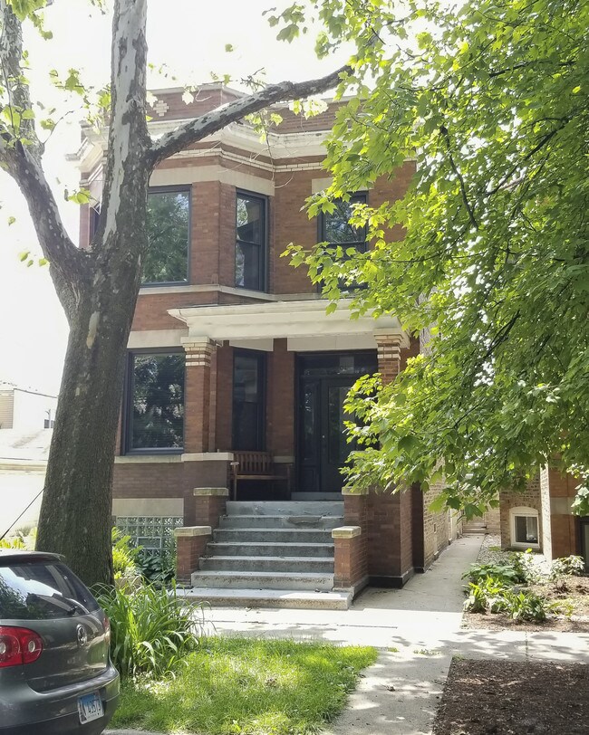 Exterior 2 - 2017 W Cullom Ave Apartment Unit 2