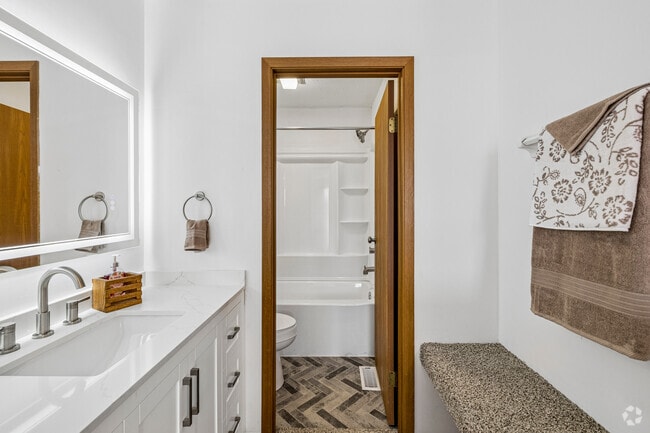 2BR, 2BA - 1,280SF - Primary Bathroom