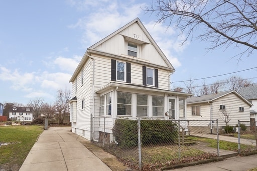 Building Photo - Large 4 Bedroom Renovated Home