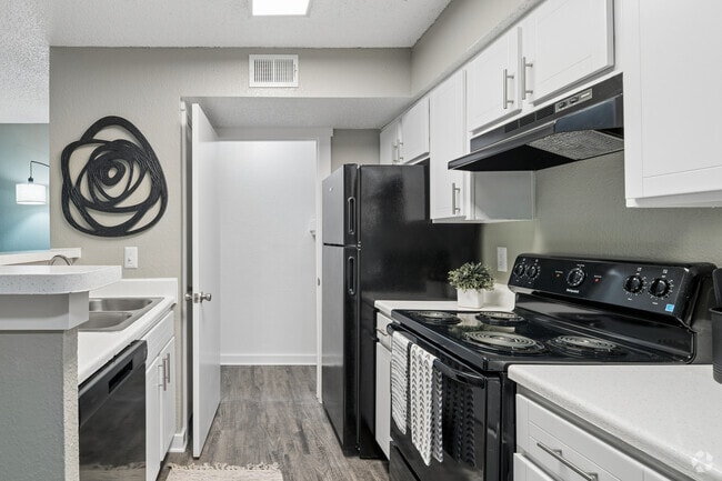 2BR, 1BA - 838SF - Kitchen