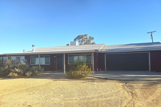 Building Photo - 3 Bedroom 1.5 Bath Modern Farmhouse near JT National Park * MOVE IN SPECIAL*