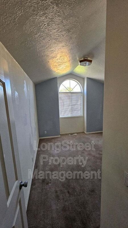 Photo - 2565 Burlington St NE