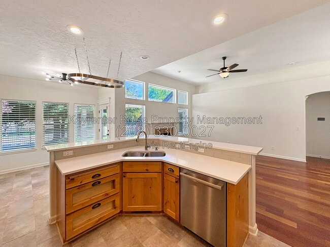 Photo - 650 E Whitney Ct