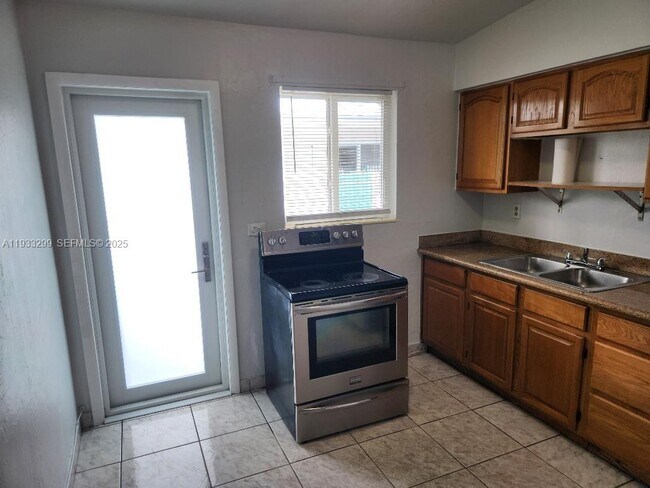 Photo - 1261 NW 24th St Unidad 2