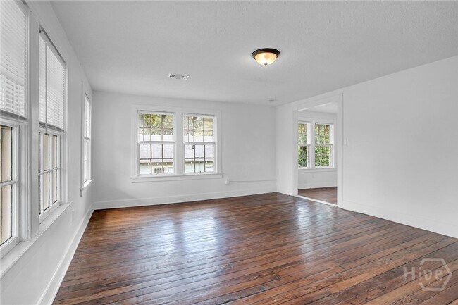 Photo - 906 E 39th St