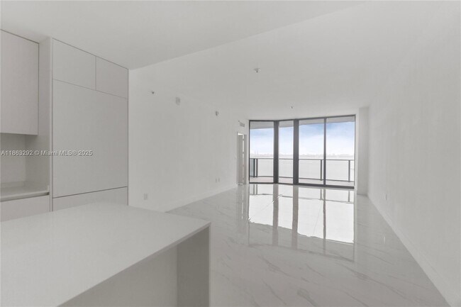 Photo - 700 NE 24th St Unidad 1903