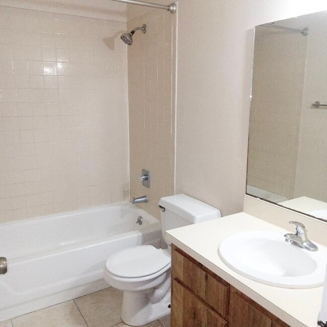 Building Photo - 5370 SE 30th Pl Unit D Rental