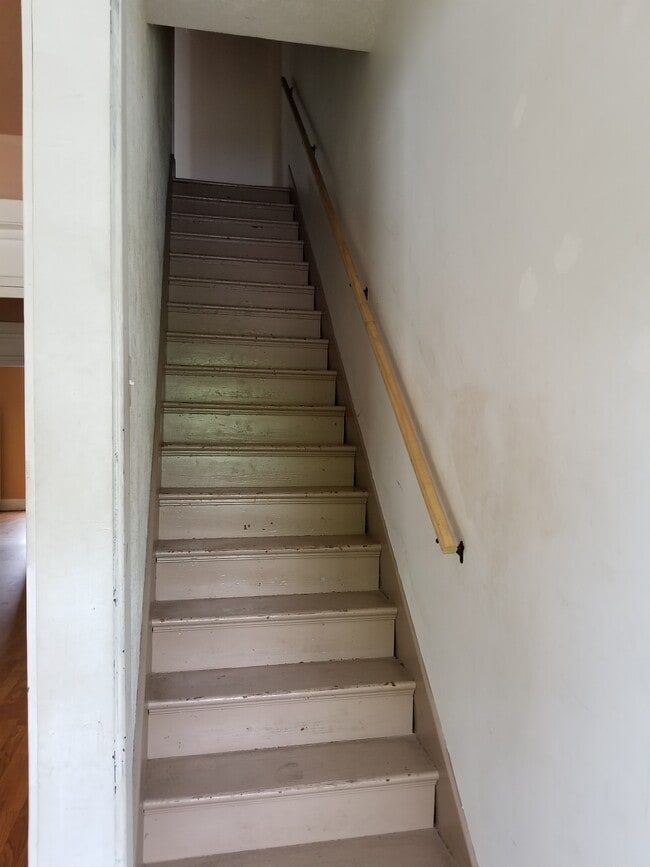 Stairs - 238 Richmond Ave Unit 238