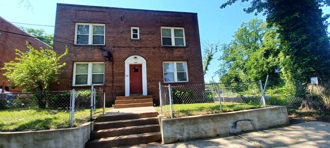 Building Photo - 3209 Dubois Pl SE Unit 2