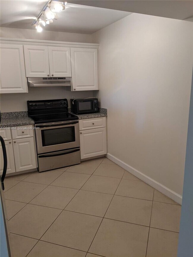 Photo - 711 N Pine Island Rd Unidad 314