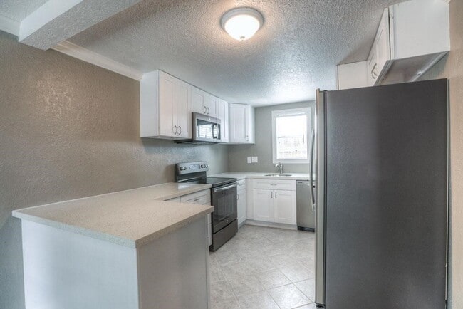 Photo - 4809 McEwen St