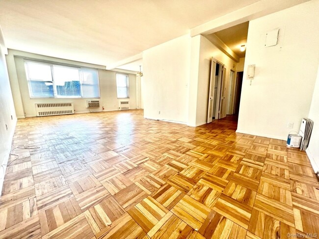 Building Photo - 10 Lake St Unit 2K