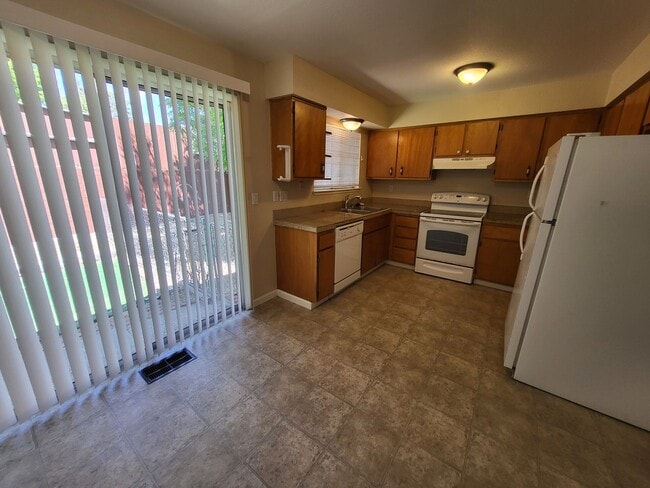 Photo - 6581 Flower St